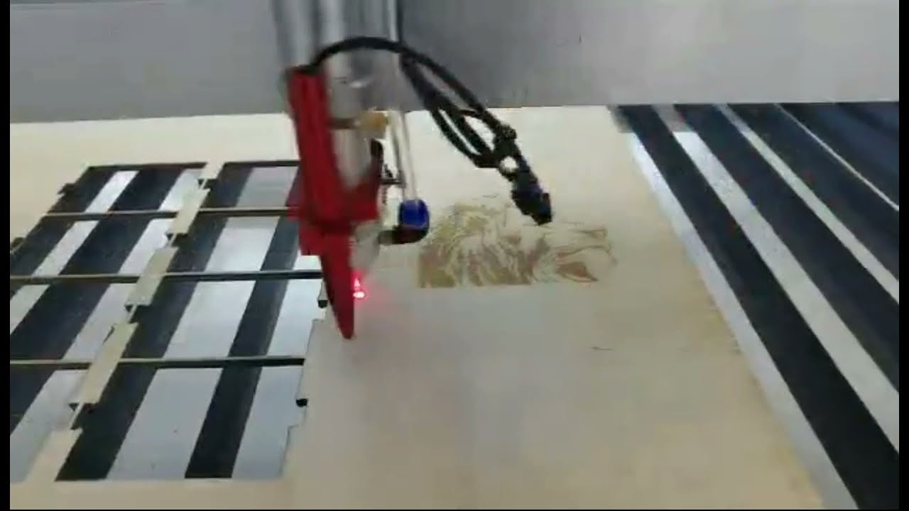 CO2 激光機(jī)雕刻和切割木制工藝品